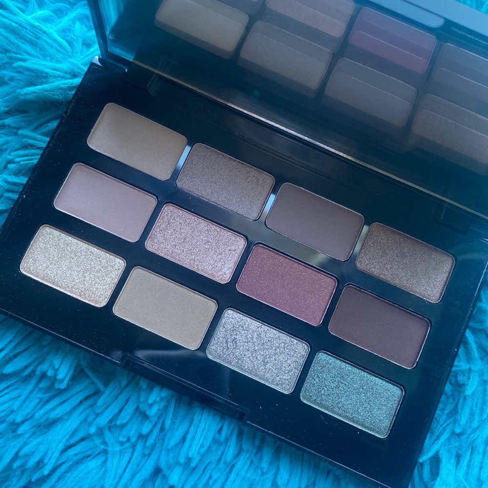 The Casual Collection Multi-Finish Eyeshadow Palette